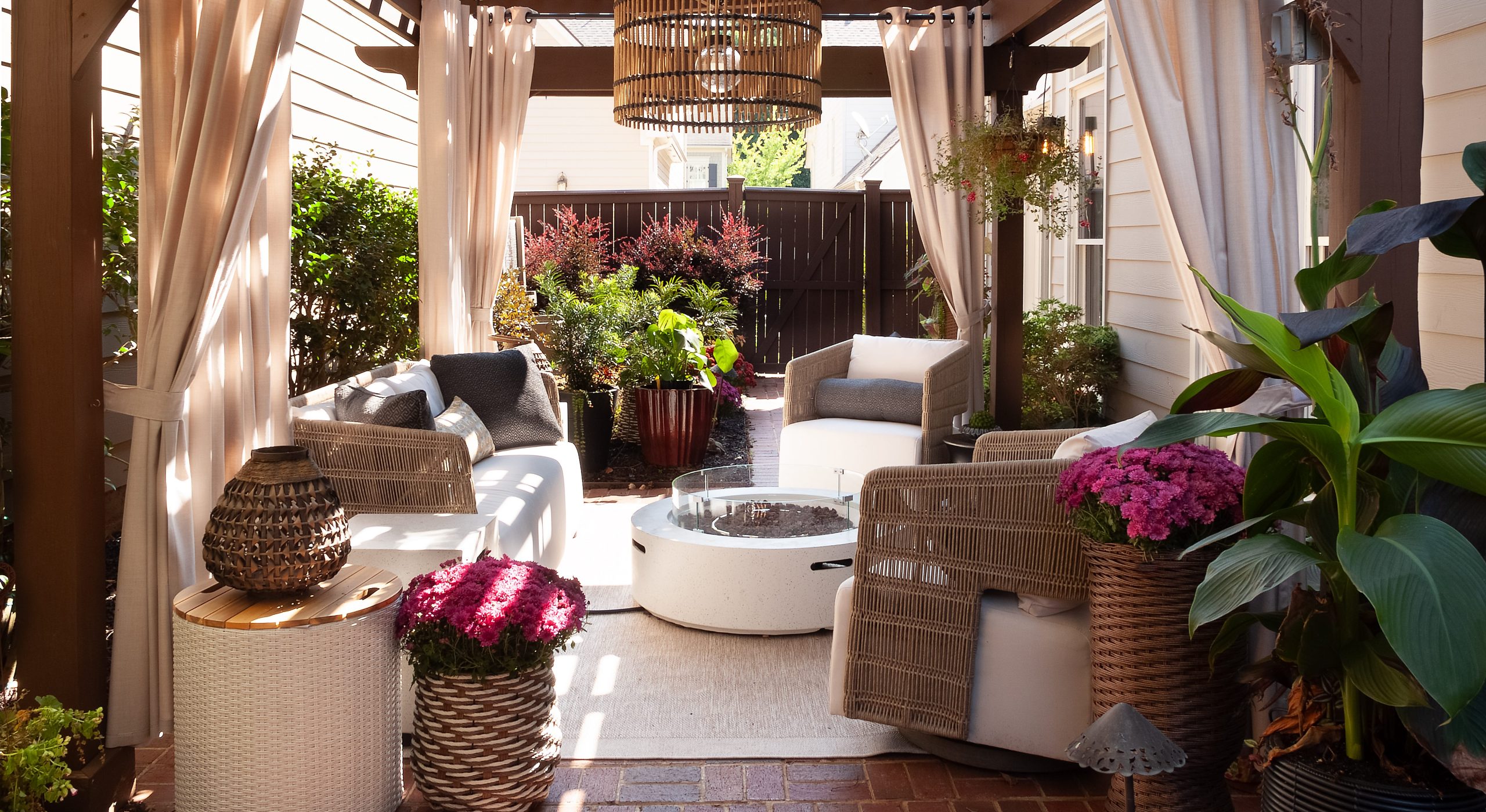 Outdoor Living, Beautifully Designed: Simple Ways to Create Comfortable, Stylish Spaces for Summer